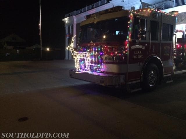 Santa Visits Southold/Peconic in a fire truck - c1.JPG