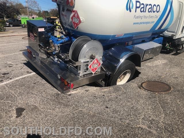 Gas Truck Into Hole - Paraco_IMG_5664_(1).jpg
